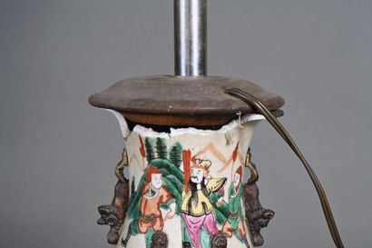 CHINE, 
Lot de deux vases, l'un en porcelaine...