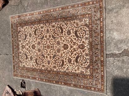Tapis persan à décor de rinceaux feuillagés...