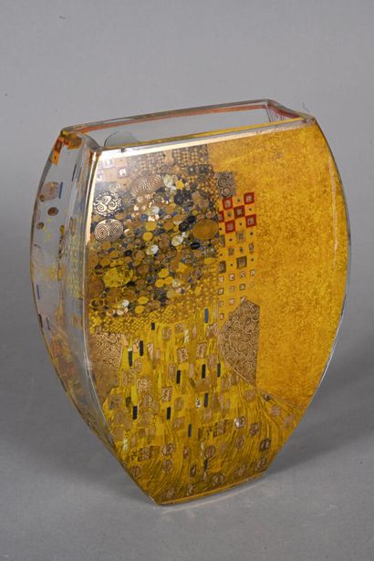 Vase en verre à décor figurant le portrait...
