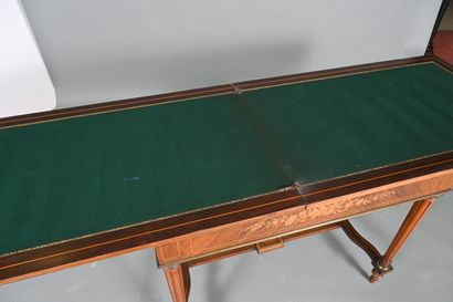 Table à jeux dans le style Louis XVI en bois...