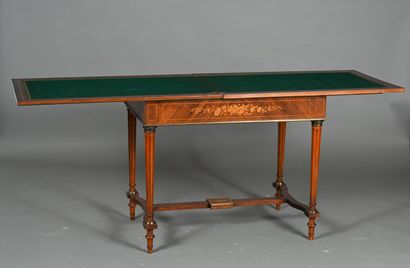Table à jeux dans le style Louis XVI en bois...