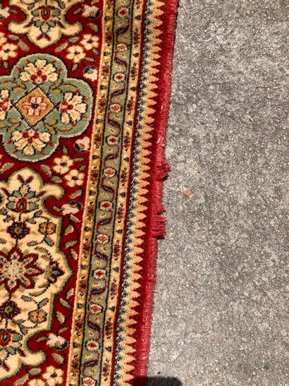 Tapis d'Orient à décor d'arbres et d'animaux...