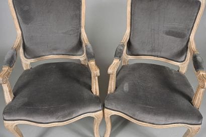 Paire de fauteuils en bois mouluré, sculpté...
