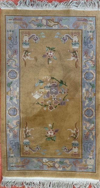 CHINE, Tapis à décor de vases et branchages...