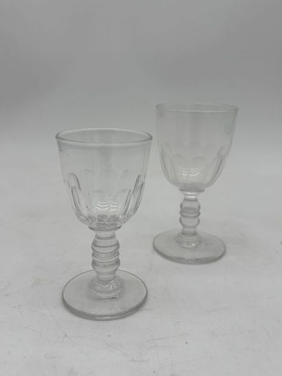 Suite de 12 verres à liqueur à pieds à double...