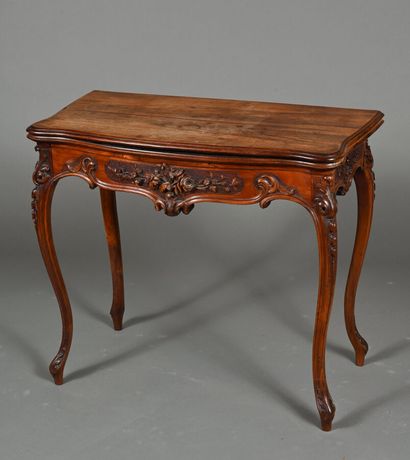 Table de jeu en bois mouluré et richement...