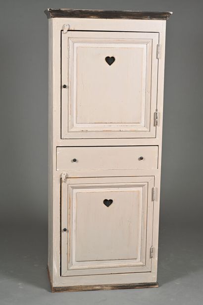 Armoire dite homme debout en bois mouluré...