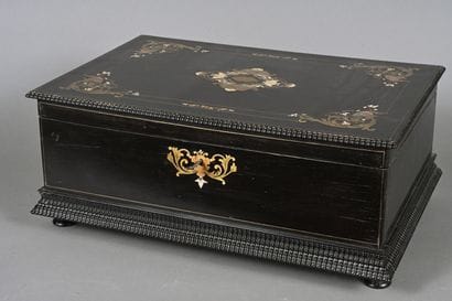 Grand coffret en palissandre, acajou et bois...