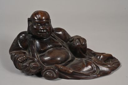 CHINE, XXe siècle
Sujet en bois sculpté représentant...