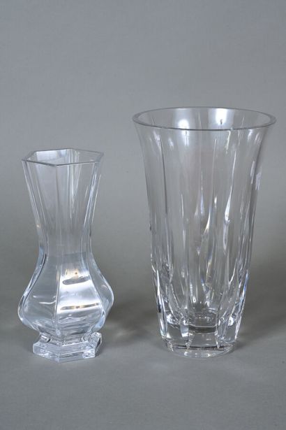 Vase en cristal de forme balustre à pans...