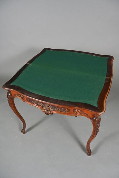 Table de jeu en bois mouluré et richement...
