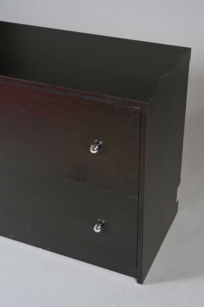 Lot comprenant : 
Commode en mélaminé noir...
