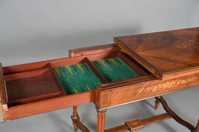 Table à jeux dans le style Louis XVI en bois...