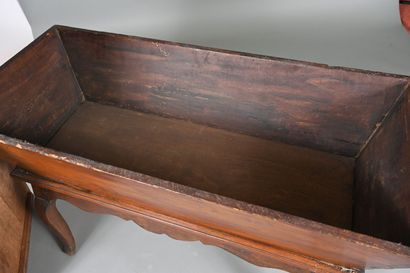 Maie en bois sculpté, la ceinture chantournée,...