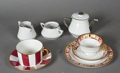 Réunion de céramiques comprenant : 
- 4 assiettes...