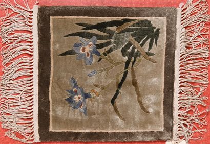 Lot de sept tapis comprenant : 
- Chine soie
32...