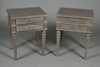 Paire de tables de chevet en bois mouluré...