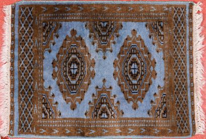 Lot de sept tapis comprenant : 
- Chine soie
32...