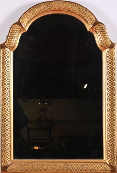 Miroir en bois et stuc doré à décor de treillage,...