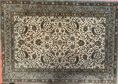 Tapis persan à décor de rinceaux feuillagés...