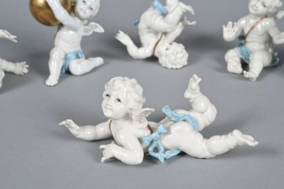 Suite de six putti en porcelaine émaillée,...