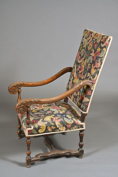 Fauteuil à haut dossier en bois mouluré et...