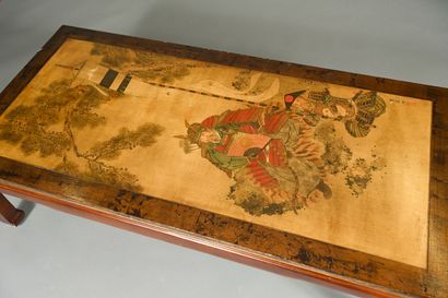 Table basse dans le goût de l'Orient.