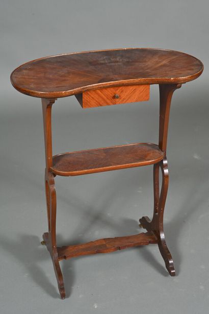 Table rognon en acajou et placage de bois...