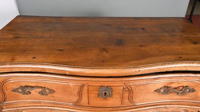 Commode en noyer, ouvre en façade cintrée...
