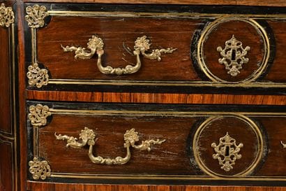 Commode en placage d'amarante et palissandre...