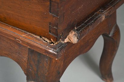 Maie en bois sculpté, la ceinture chantournée,...