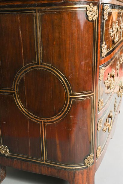 Commode en placage d'amarante et palissandre...