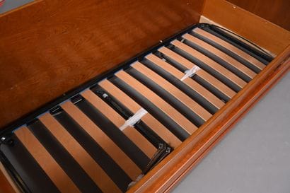 Lit de repos en bois à dossiers légèrement...