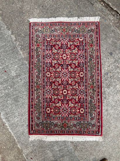 Tapis en laine à décors géométriques sur...