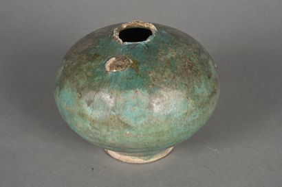 IRAN 
Vase en céramique turquoise à panse...