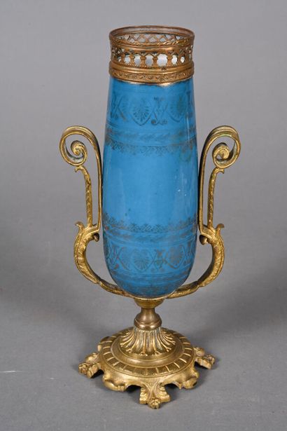 SÈVRES, Dans le goût
Vase de forme rouleau...