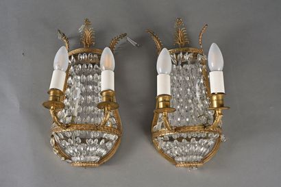 Paire d'appliques en laiton doré et ciselé...