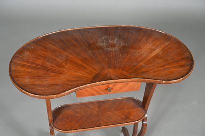 Table rognon en acajou et placage de bois...