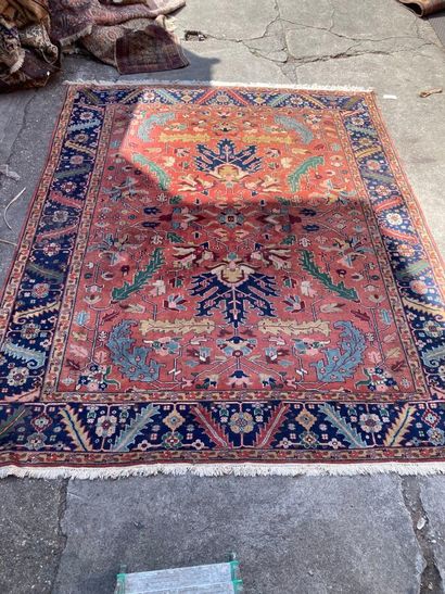 IRAN, Tapis à motifs stylisés sur fond orange,...