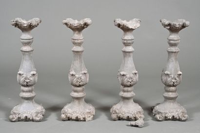 Suite de quatre chandeliers en ciment gris...