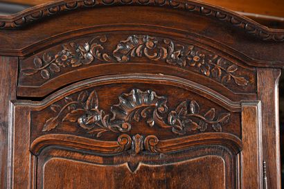 Armoire dite bonnetière en bois mouluré et...