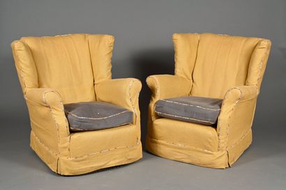 Paire de fauteuils à oreilles tapissés de...