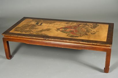 Table basse dans le goût de l'Orient.