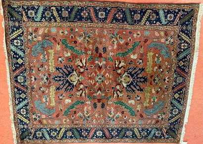 IRAN, Tapis à motifs stylisés sur fond orange,...