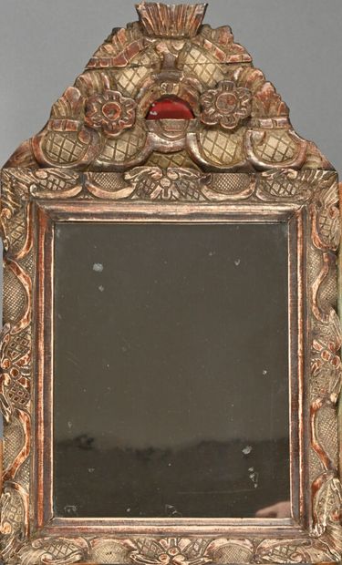 Petit miroir à fronton en bois et stuc anciennement...