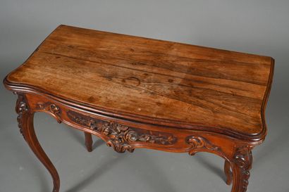Table de jeu en bois mouluré et richement...