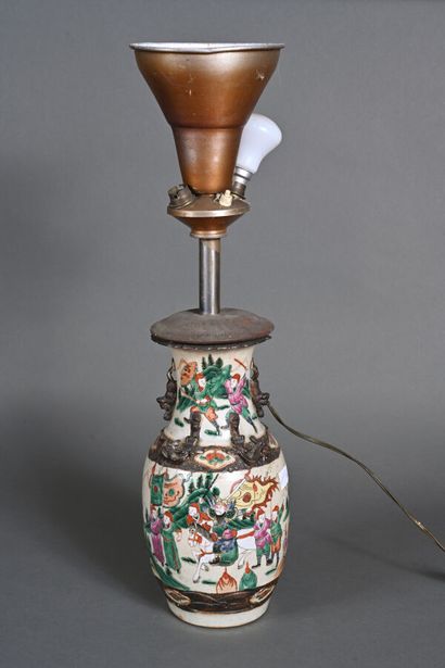 CHINE, 
Lot de deux vases, l'un en porcelaine...