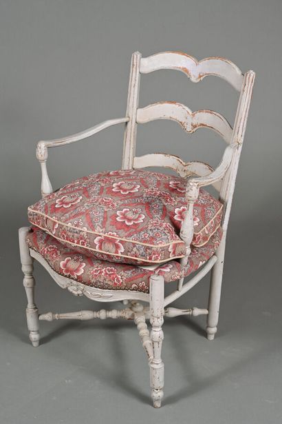 Fauteuil à dossier barrette en bois mouluré,...