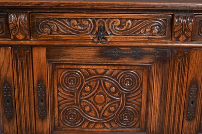 Buffet en bois mouluré et sculpté de sgtyle...