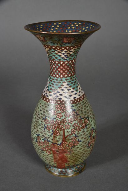 Vase à panse ovoïde et ouverture pavillonnée,...